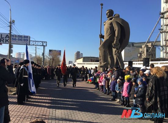 Волгоградцы собрались на митинг в честь соединения фронтов в 1942-м
